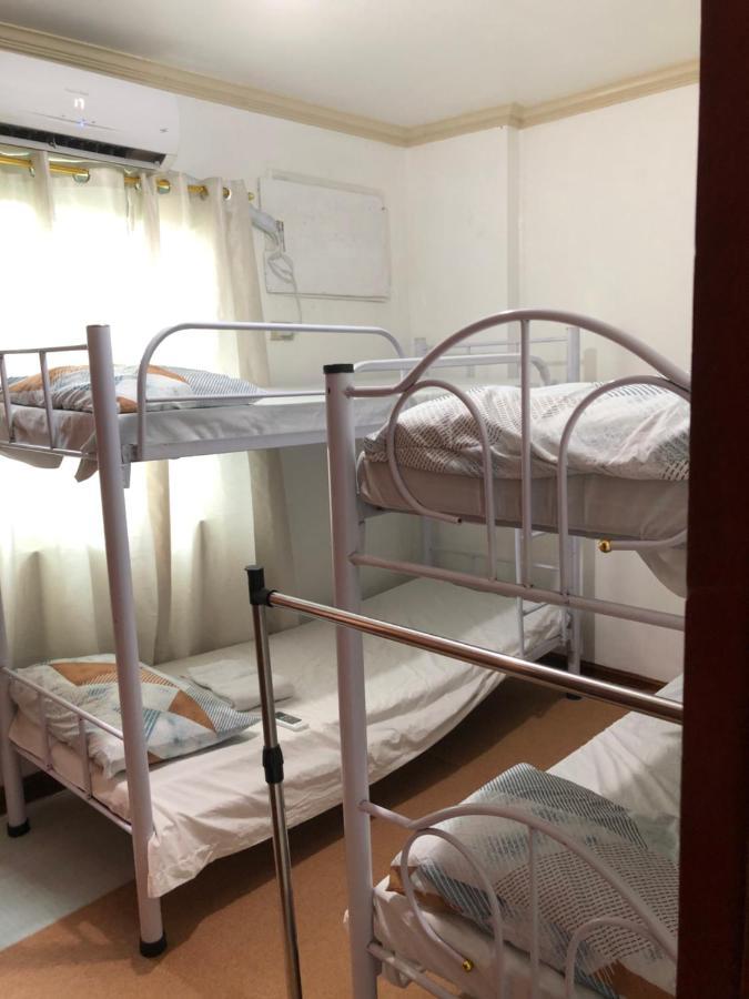Апартаменты The Mansion - Backpackers Near Airport Манила Экстерьер фото