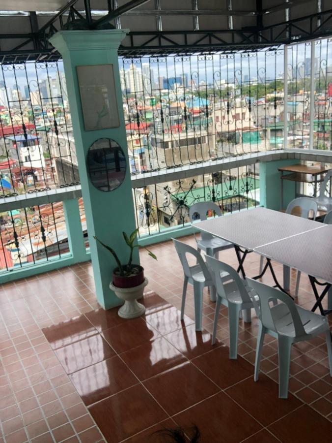 Апартаменты The Mansion - Backpackers Near Airport Манила Экстерьер фото