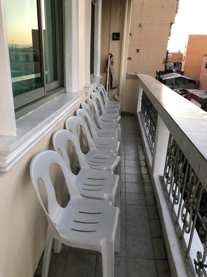 Апартаменты The Mansion - Backpackers Near Airport Манила Экстерьер фото