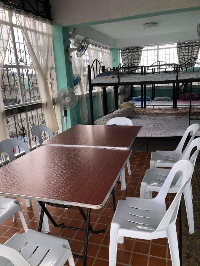 Апартаменты The Mansion - Backpackers Near Airport Манила Экстерьер фото