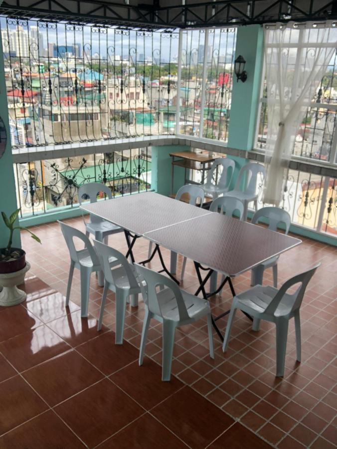 Апартаменты The Mansion - Backpackers Near Airport Манила Экстерьер фото