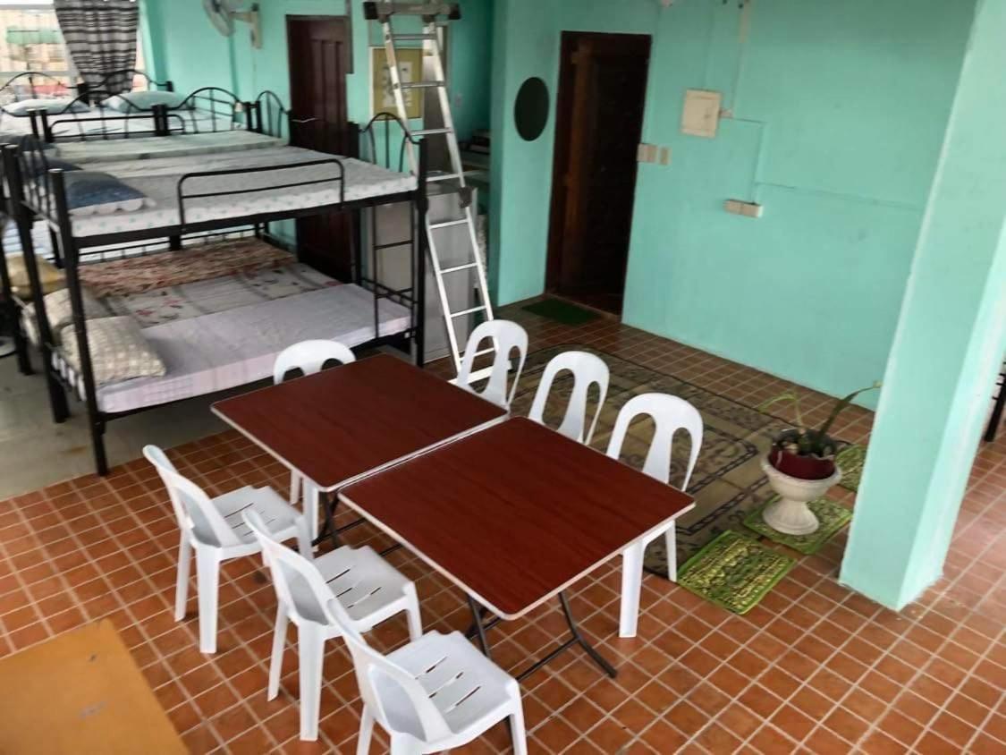 Апартаменты The Mansion - Backpackers Near Airport Манила Экстерьер фото