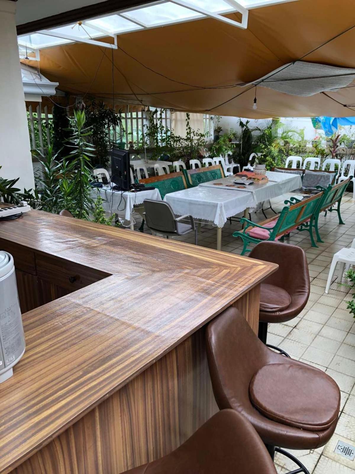 Апартаменты The Mansion - Backpackers Near Airport Манила Экстерьер фото