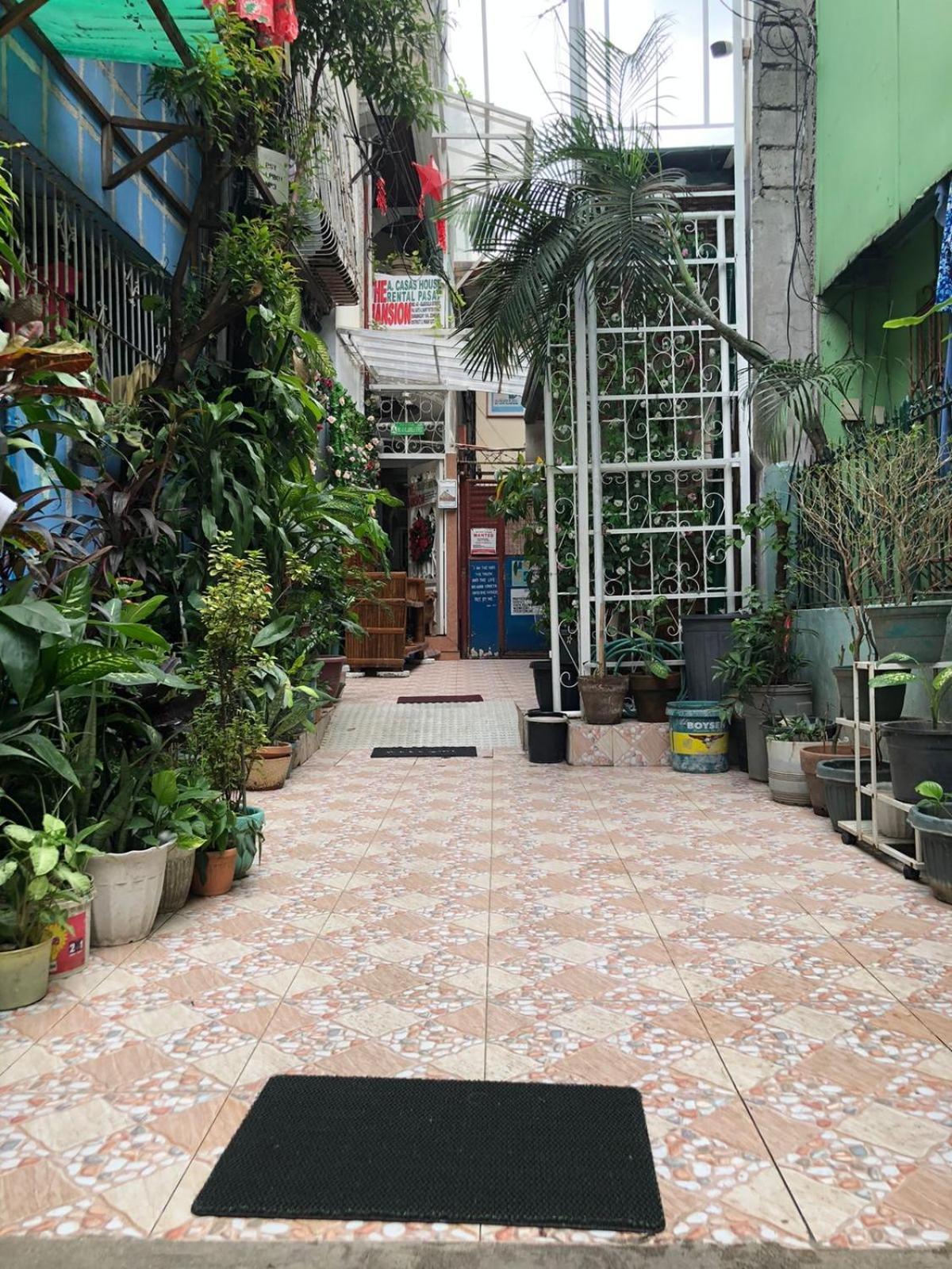 Апартаменты The Mansion - Backpackers Near Airport Манила Экстерьер фото