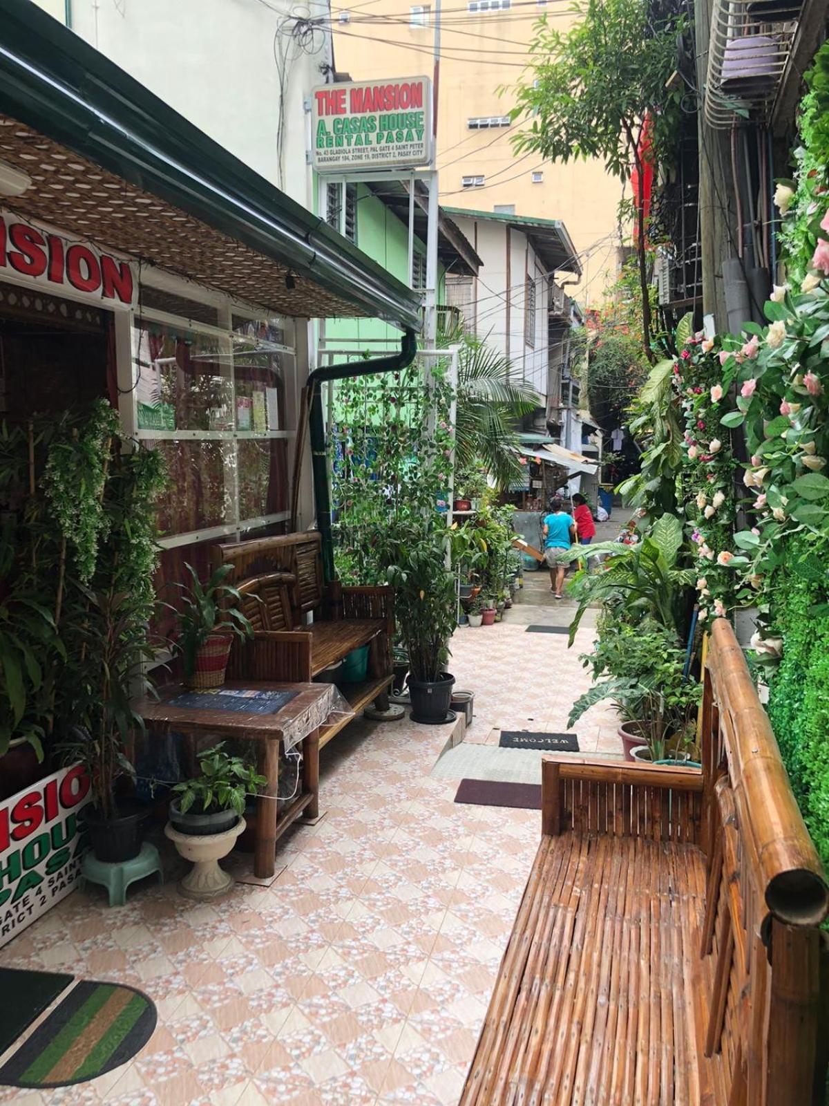 Апартаменты The Mansion - Backpackers Near Airport Манила Экстерьер фото